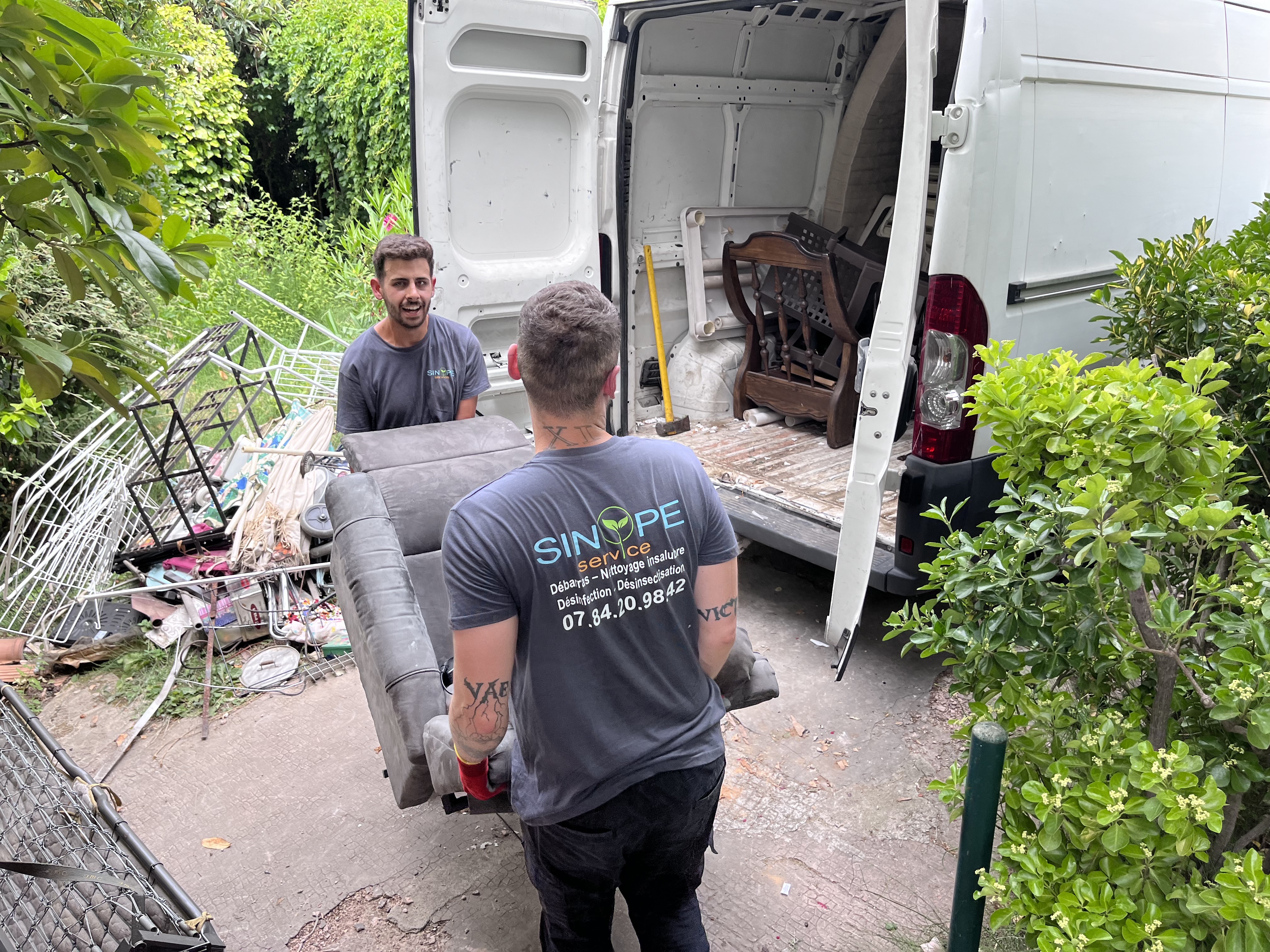 l'équipe de mon débarras maison sinope service durant un débarras de maison